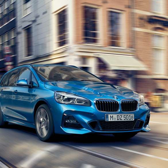 Δυναμική οδήγησης, BMW Σειρά 2 Gran Tourer Δυναμική οδήγησης, BMW Σειρά 2 Gran Tourer F46 2018, μπλε Misano μεταλλικό, μπροστινή λήψη τριών τετάρτων, κινούμενη στο κέντρο της πόλης