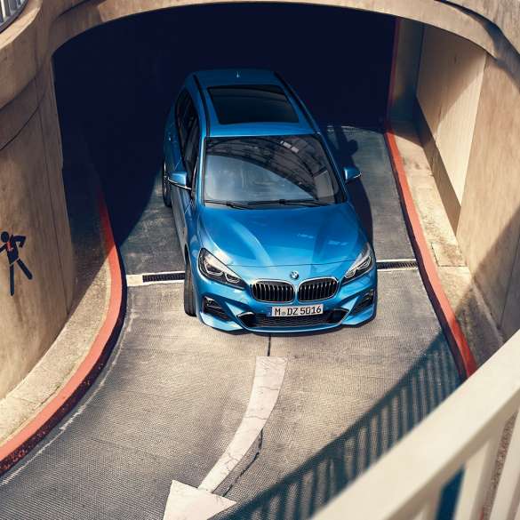 BMW Σειρά 2 Gran Tourer, κινούμενη σε πολυώροφο σταθμό αυτοκινήτων BMW Σειρά 2 Gran Tourer F46 2018, μπλε Misano μεταλλικό, πανοραμική λήψη, κινούμενη σε πολυόροφο σταθμό αυτοκινήτων
