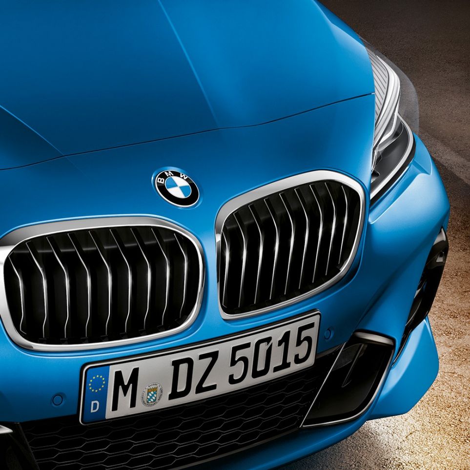 Μάσκα με διπλά "νεφρά", BMW Σειρά 2 Gran Tourer Μάσκα με διπλά "νεφρά", BMW Σειρά 2 Gran Tourer F46 2018, μπλε Misano μεταλλικό, κοντινή λήψη μπροστά