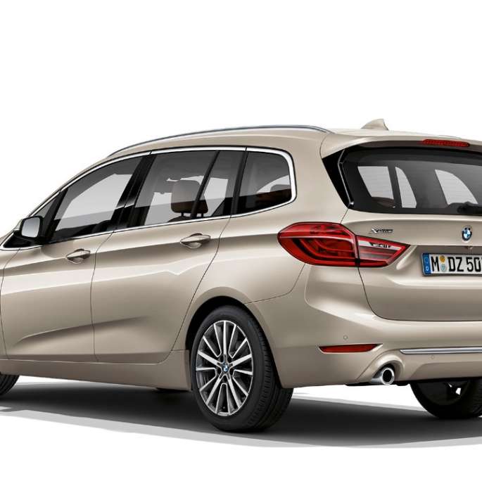 Πίσω λήψη τριών τετάρτων, BMW Σειρά 2 Gran Tourer, έκδοση Luxury Line BMW Σειρά 2 Gran Tourer 218d xDrive, έκδοση Luxury Line F46 2018, μπεζ Jucaro μεταλλικό, πίσω λήψη τριών τετάρτων