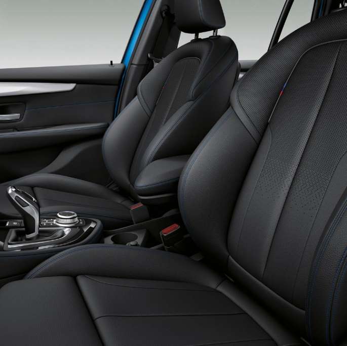Διακοσμητικά καλύμματα μαρσπιέ, BMW Σειρά 2 Gran Tourer, έκδοση M Sport Διακοσμητικά καλύμματα μαρσπιέ, BMW Σειρά 2 Gran Tourer 220d xDrive, έκδοση M Sport F46 2018, μπλε Estoril μεταλλικό, κοντινή λήψη