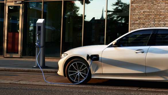 Plug-in Hybrid BMW Σειρά 3 Sedan, 2021 G20, πλαϊνή λήψη Plug-in Hybrid BMW Σειρά 3 Sedan, 2021 G20, πλαϊνή λήψη σε σταθμό φόρτισης