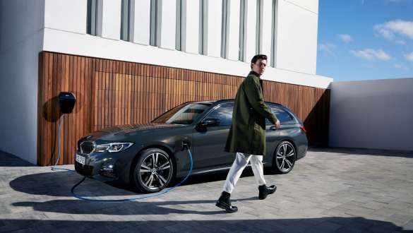 Plug-in Hybrid BMW Σειρά 3 Touring, 2021 G21, πλαϊνή λήψη τριών τετάρτων, σε BMW Wallbox Plug-in Hybrid BMW Σειρά 3 Touring, 2021, G21, πλαϊνή λήψη τριών τετάρτων, σε BMW Wallbox με μοντέλο
