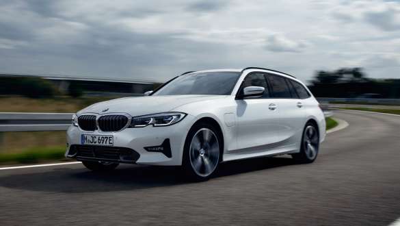 Plug-in Hybrid BMW Σειρά 3 Touring, 2021 G21, μπροστινή λήψη τριών τετάρτων, σε κίνηση Plug-in Hybrid BMW Σειρά 3 Touring, 2021 G21, μπροστινή λήψη τριών τετάρτων, κινούμενη σε δρόμο