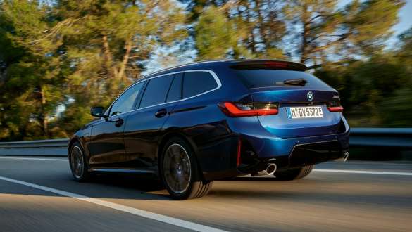 BMW Σειρά 3 Touring με τεχνολογία Plug-in Hybrid, G21, πίσω λήψη τριών τετάρτων BMW Σειρά 3 Touring με τεχνολογία Plug-in Hybrid, G21, πίσω λήψη τριών τετάρτων, κινούμενη