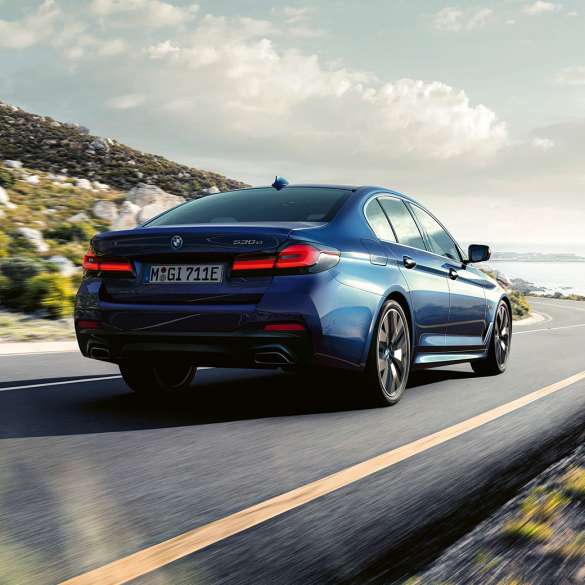 Δυναμική οδήγησης, BMW Σειρά 5 Sedan, G30 Δυναμική οδήγησης, BMW Σειρά 5 Sedan, G30, Facelift 2020, μπλε Phytonic, πίσω λήψη τριών τετάρτων, σε κίνηση