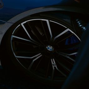 Ζάντες ελαφρού κράματος Μ με ακτίνες Υ 846 Μ, BMW Σειρά 5 Sedan, G30 Ζάντες ελαφρού κράματος Μ με ακτίνες Υ 846 Μ, BMW Σειρά 5 Sedan, G30, Facelift 2020, μπλε Phytonic, κοντινή λήψη