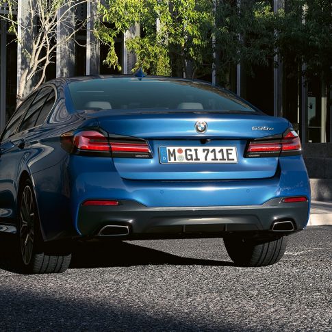 Πίσω προφυλακτήρας, BMW Σειρά 5 Sedan, G30 Απολήξεις εξάτμισης ελεύθερης σχεδίασης, BMW Σειρά 5 Sedan, G30, Facelift 2020, μπλε Phytonic, κοντινή λήψη πίσω τμήματος