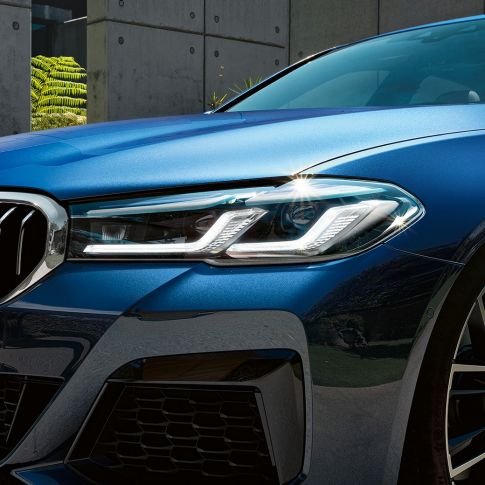BMW Φώτα Laser, BMW Σειρά 5 Sedan, G30 BMW Φώτα Laser, BMW Σειρά 5 Sedan, G30, Facelift 2020, μπλε Phytonic, κοντινή λήψη μπροστινού τμήματος