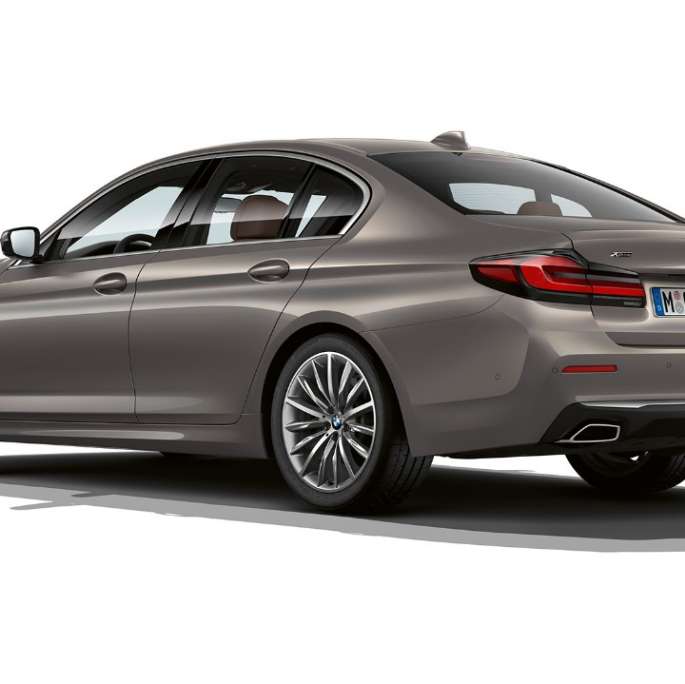 BMW Σειρά 5 Sedan, G30, Luxury Line, πίσω τμήμα BMW Σειρά 5 Sedan 520d xDrive, G30, 2020, Luxury Line σε γκρι Bernina, πίσω λήψη τριών τετάρτων