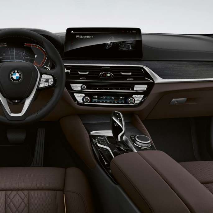 Cockpit, BMW Σειρά 5 Sedan, G30, Luxury Line Cockpit, BMW Σειρά 5 Sedan 520d xDrive, G30, 2020, Luxury Line, δέρμα 'Nappa' σε χρώμα Mokka, αποκλειστικές ραφές σε χρώμα αντίθεσης, εσωτερικό