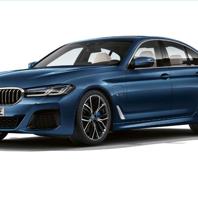 BMW Σειρά 5 Sedan, G30, plug-in υβριδική, Μ Σπορ Πακέτο, μπροστά BMW Σειρά 5 Sedan 520d xDrive, G30, 2020, Μ Σπορ Πακέτο σε λευκό Alpine, μπροστινή λήψη τριών τετάρτων