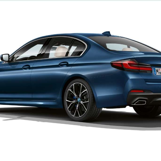BMW Σειρά 5 Sedan, G30, plug-in υβριδική, Μ Σπορ Πακέτο, πίσω BMW Σειρά 5 Sedan 520d xDrive, G30, 2020, Μ Σπορ Πακέτο σε λευκό Alpine, πίσω λήψη τριών τετάρτων