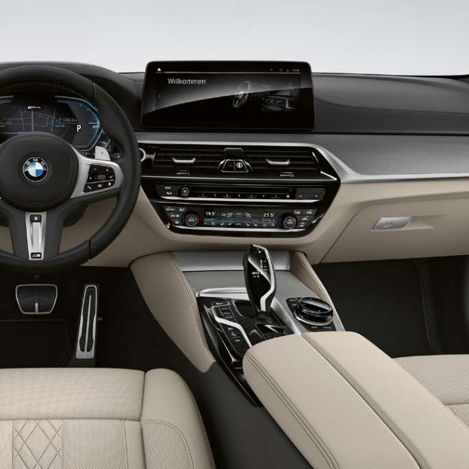 Cockpit, BMW Σειρά 5 Sedan, plug-in υβριδική, G30, Μ Σπορ Πακέτο Cockpit, BMW Σειρά 5 Sedan 520d xDrive, G30, 2020, Μ Σπορ Πακέτο, δέρμα 'Dakota' σε μαύρο χρώμα με ραφές σε μπλε χρώμα αντίθεσης, εσωτερικό