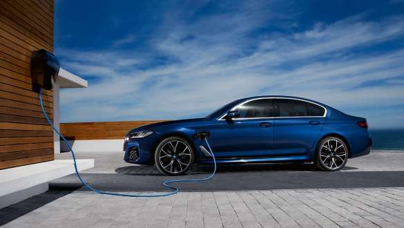 Plug-in Hybrid BMW Σειρά 5 Sedan, 2021 G30, πλαϊνή λήψη Plug-in Hybrid BMW Σειρά 5 Sedan, 2021 G30, πλαϊνή λήψη σε BMW Wallbox