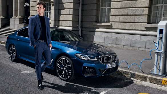Plug-in Hybrid BMW Σειρά 5 Sedan, 2021 G30, μπροστινή λήψη τριών τετάρτων, σε φόρτιση Plug-in Hybrid BMW Σειρά 5 Sedan, 2021 G30, μπροστινή λήψη τριών τετάρτων, σε φόρτιση, με μοντέλο