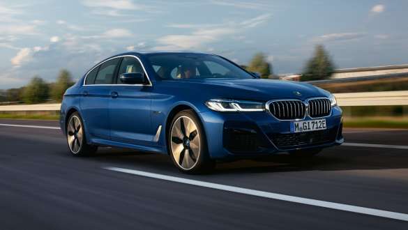 Plug-in Hybrid BMW Σειρά 5 Sedan, 2021 G30, μπροστινή λήψη τριών τετάρτων, σε κίνηση Plug-in Hybrid BMW Σειρά 5 Sedan, 2021 G30, μπροστινή λήψη τριών τετάρτων, κινούμενη σε δρόμο