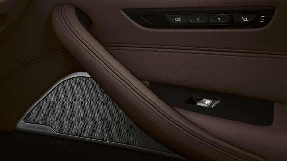 Ηχοσύστημα surround Bowers & Wilkins Diamond, BMW Σειρά 5 Sedan, G30 Ηχοσύστημα surround Bowers & Wilkins Diamond, BMW Σειρά 5 Sedan, G30, Facelift 2020, εσωτερικό, κοντινή λήψη πόρτας
