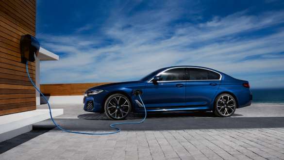Plug-in υβριδική BMW Σειρά 5 Sedan, 2021 G30, πλαϊνή λήψη Plug-in υβριδική BMW Σειρά 5 Sedan, 2021 G30, πλαϊνή λήψη σε BMW Wallbox