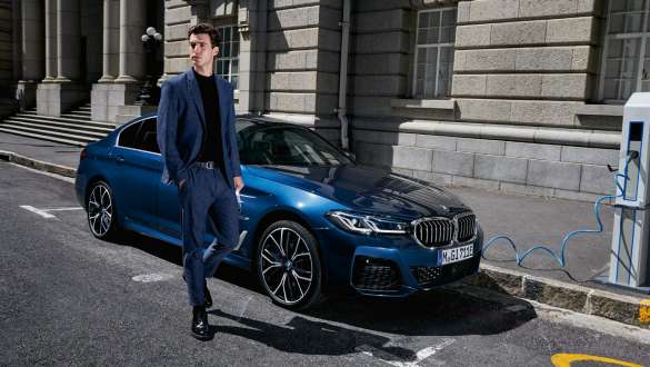 Plug-in υβριδική BMW Σειρά 5 Sedan, G30, μπροστινή λήψη τριών τετάρτων, σε φόρτιση Plug-in υβριδική BMW Σειρά 5 Sedan, G30, μπροστινή λήψη τριών τετάρτων, σε φόρτιση, με μοντέλο