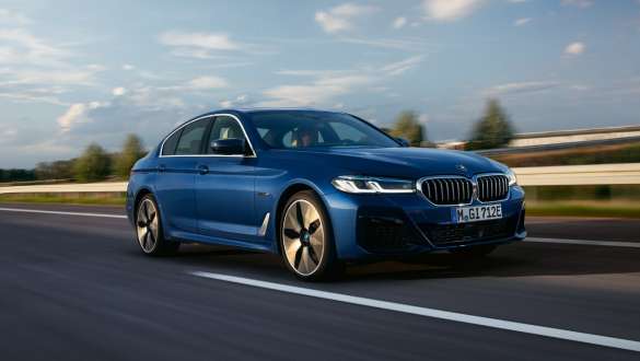 Plug-in υβριδική BMW Σειρά 5 Sedan, G30, μπροστινή λήψη τριών τετάρτων, κινούμενη Plug-in υβριδική BMW Σειρά 5 Sedan, G30, μπροστινή λήψη τριών τετάρτων, κινούμενη σε δρόμο