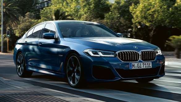 BMW Σειρά 5 Sedan, G30, μπροστινή λήψη τριών τετάρτων BMW Σειρά 5 Sedan, G30, Facelift 2020, μπλε Phytonic μεταλλικό, μπροστινή λήψη τριών τετάρτων, κινούμενη σε δρόμο