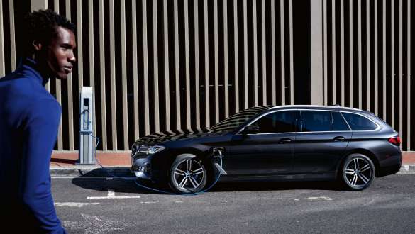 Plug-in υβριδική BMW Σειρά 5 Touring, 2021, G31, LCI, πλαϊνή λήψη, σε φόρτιση Plug-in υβριδική BMW Σειρά 5 Touring, 2021, G31, LCI, πλαϊνή λήψη, σε φόρτιση, με μοντέλο