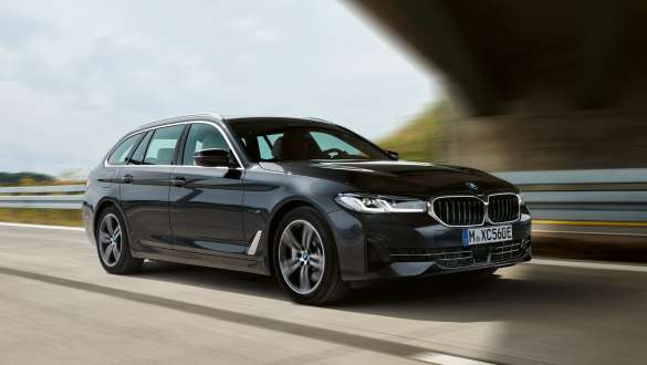 Plug-in υβριδική BMW Σειρά 5 Touring, 2021, G31, LCI, μπροστινή λήψη τριών τετάρτων, κινούμενη Plug-in υβριδική BMW Σειρά 5 Touring, 2021, G31, LCI, μπροστινή λήψη τριών τετάρτων, κινούμενη σε δρόμο