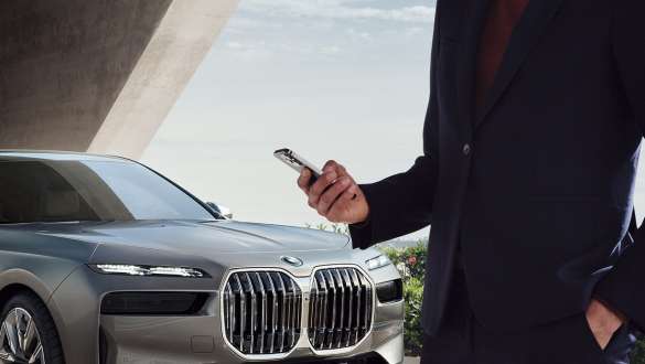 BMW i7 Sedan, G70, Ψηφιακό Κλειδί Plus BMW i7 Sedan, G70, Ψηφιακό Κλειδί Plus, smartphone μπροστά από την πόρτα του αυτοκινήτου
