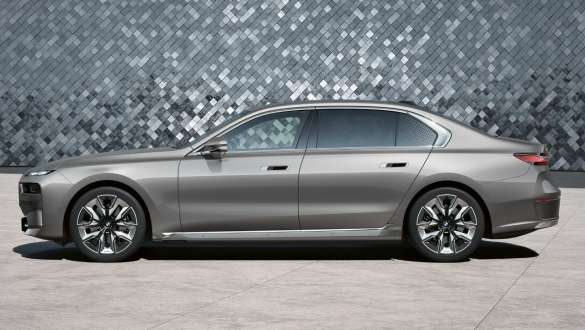 BMW i7 Sedan, G70, πλαϊνή λήψη σε στούντιο BMW i7 Sedan, G70, BMW Individual γκρι Oxid μεταλλικό, πλαϊνή λήψη σε στούντιο με φόντο