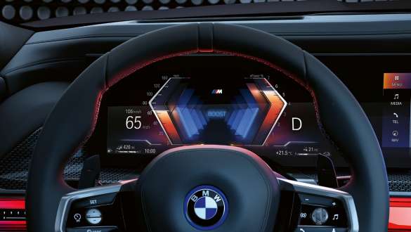 M Sport Boost, BMW M760e xDrive Sedan, G70 M τιμόνι και BMW Κυρτή Οθόνη, BMW M760e xDrive Sedan, G70, κοντινή λήψη