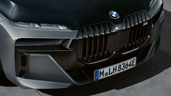 BMW κρυστάλλινοι προβολείς 'Iconic Glow', BMW M760e xDrive Sedan, G70 BMW κρυστάλλινοι προβολείς 'Iconic Glow', BMW M760e xDrive Sedan, G70, χρώμα αμαξώματος BMW Individual μαύρο Sapphire σε διχρωμία, BMW Individual γκρι Dravite μεταλλικό