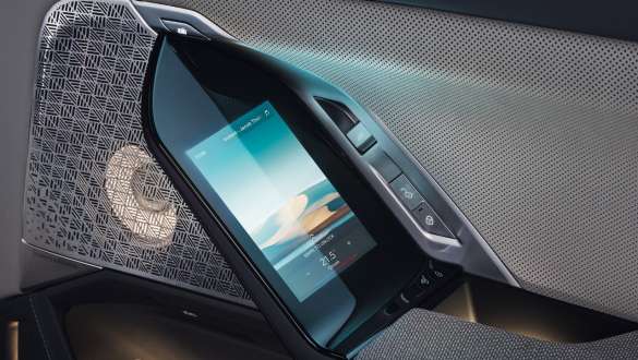 BMW Touch Command, BMW M760e xDrive Sedan, G70 BMW Touch Command, BMW M760e xDrive Sedan, G70, κοντινή λήψη πίσω πόρτας