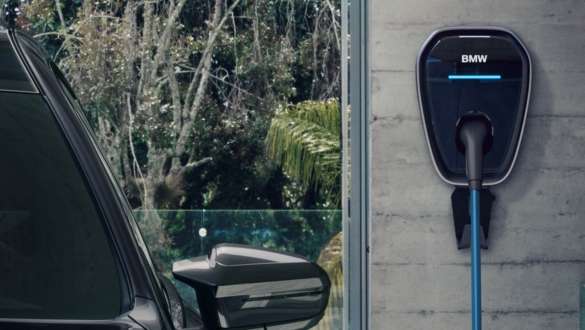 Wallbox, BMW M760e xDrive Sedan, G70 Wallbox, BMW M760e xDrive Sedan, G70, χρώμα αμαξώματος BMW Individual μαύρο Sapphire σε διχρωμία, BMW Individual γκρι Dravite μεταλλικό, κοντινή λήψη, σταθμός φόρτισης