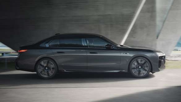 Ηλεκτρική αυτονομία, BMW M760e xDrive Sedan, G70, πακέτο M Performance Ηλεκτρική αυτονομία, BMW M760e xDrive Sedan, G70, πακέτο M Performance, χρώμα αμαξώματος BMW Individual μαύρο Sapphire σε διχρωμία, BMW Individual γκρι Dravite μεταλλικό, πλαϊνή λήψη, κινούμενη σε δρόμο
