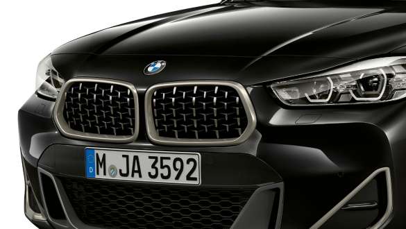 BMW Μάσκα "νεφρών" με διπλές γρίλιες σε σχεδίαση Mesh. BMW μάσκα "νεφρών" με διπλές γρίλιες σε σχεδίαση Mesh BMW X2 M35i Μαύρο Sapphire μεταλλικό F39 μπροστινή λήψη τρία τέταρτα
