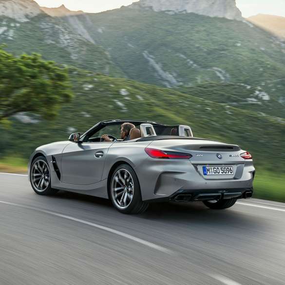 Δυναμική οδήγησης BMW Z4 M40i G29 BMW Z4 Roadster M40i G29 2019, BMW Individual Γκρι Frozen μεταλλικό, μπροστινή λήψη τριών τετάρτων κινούμενη