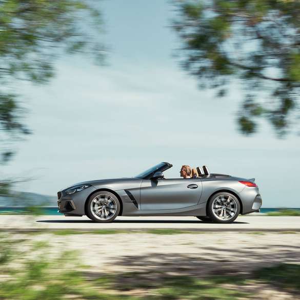 Εξωτερική σχεδίαση BMW Z4 M40i G29 BMW Z4 Roadster M40i G29 2019 Cabrio, BMW Individual Γκρι Frozen μεταλλικό, πλαϊνή λήψη