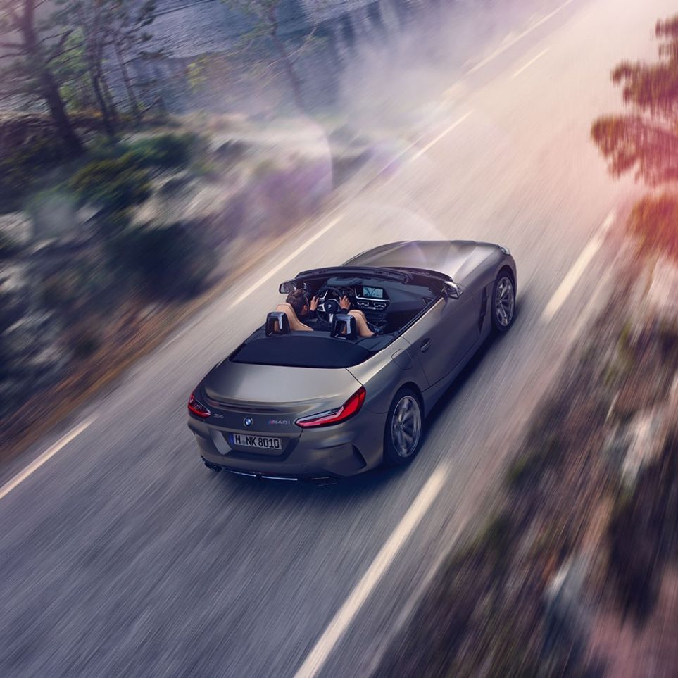 BMW Z4 M40i G29 Cabrio με ανοικτή οροφή BMW Z4 M40i Roadster G29 2019 Cabrio, BMW Individual Γκρι Frozen μεταλλικό, πανοραμική λήψη, κινούμενη με ανοικτή οροφή