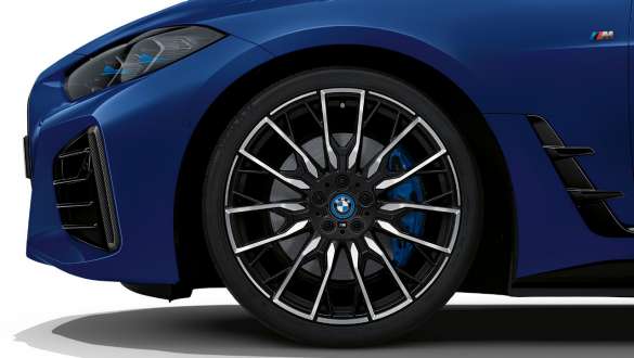 Πακέτο M Technology, BMW i4 M50, G26, 2021 Πακέτο M Technology, BMW i4 M50, G26, 2021, BMW Individual μπλε Frozen Portimao μεταλλικό, κοντινή λήψη τροχού