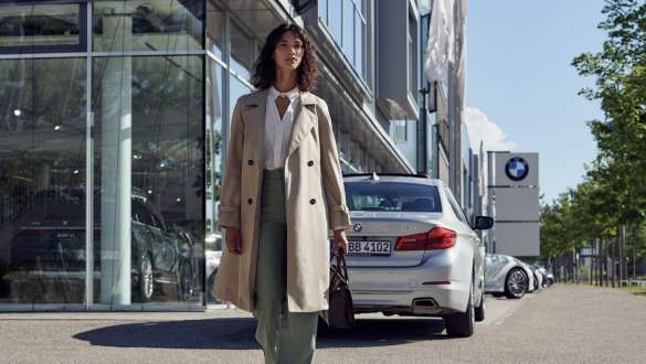 Γυναίκα μπροστά από Επίσημο Έμπορο BMW BMW Service Inclusive, γυναίκα μπροστά από Επίσημο Έμπορο BMW