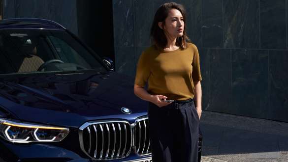 Γυναίκα μπροστά από μία BMW Οδική Βοήθεια BMW, γυναίκα μπροστά από μία BMW