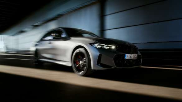 Πακέτο M Technology, M340i xDrive Sedan, G20 BMW M340i xDrive Sedan, G20, BMW Individual γκρι Frozen Pure, μπροστινή λήψη τριών τετάρτων, κινούμενη