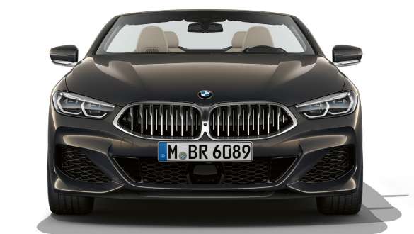 BMW M850i xDrive Cabrio, μπροστινή λήψη. BMW M850i xDrive Cabrio σε γκρι Dravit μεταλλικό με ανοικτή υφασμάτινη οροφή, μπροστινή λήψη με μάσκα "νεφρών" σε γκρι Galvanic Cerium.