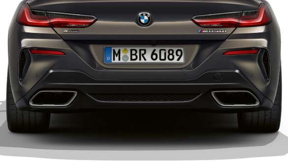 Απολήξεις εξάτμισης, αριστερά και δεξιά. BMW M850i xDrive Cabrio με απολήξεις εξάτμισης δεξιά και αριστερά.