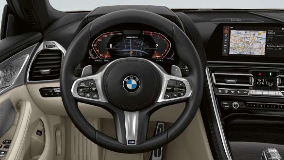 Δερμάτινο τιμόνι M. Κόκπιτ της BMW M850i xDrive Cabrio με δερμάτινο τιμόνι Μ.
