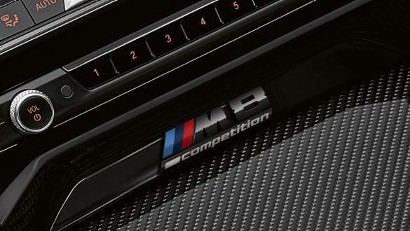 Έμβλημα M8 Competition. BMW M8 Competition Cabrio, κεντρική κονσόλα με έμβλημα M8 Competition.