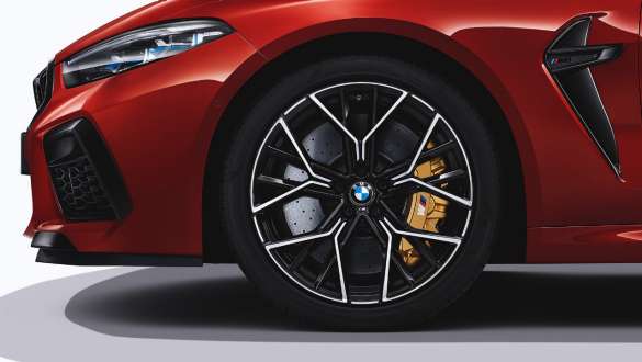 Ζάντες ελαφρού κράματος Μ 20" 811 M σε διχρωμία. BMW M8 Competition Cabrio με ζάντες ελαφρού κράματος Μ 20" 811 M σε διχρωμία.