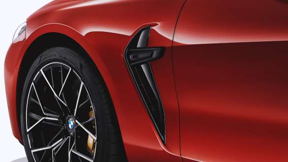 Πλευρικές εισαγωγές αέρα M σε μαύρο χρώμα. BMW M8 Competition Cabrio με πλευρικές εισαγωγές αέρα M σε μαύρο χρώμα.