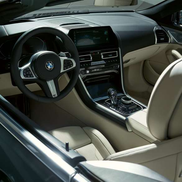 BMW M850i xDrive Cabrio, κόκπιτ. BMW M850i xDrive Cabrio σε γκρι Dravit μεταλλικό με ανοικτή υφασμάτινη οροφή, κόκπιτ με δερμάτινο τιμόνι Μ.